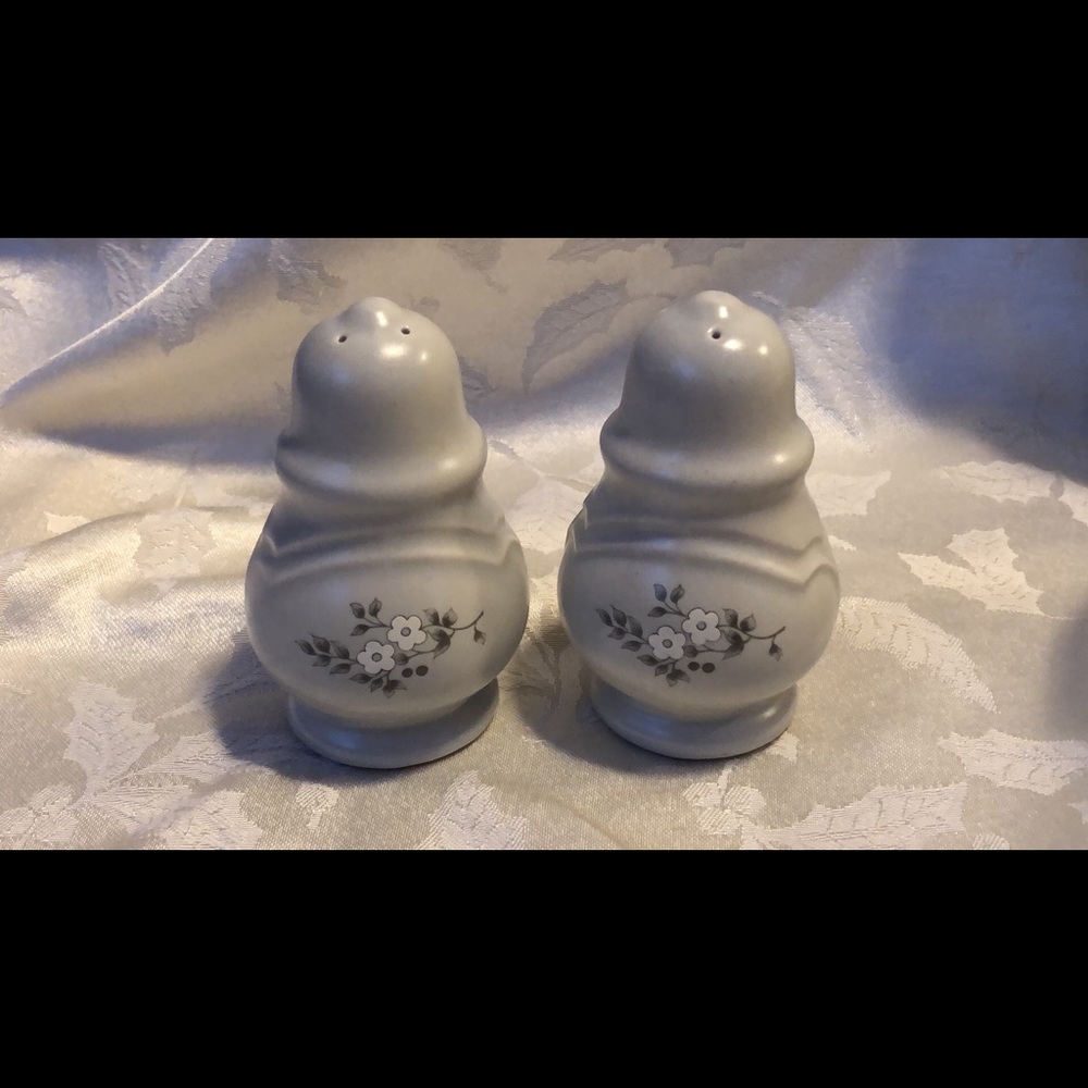 Pfaltzgraff heirloom salt and pepper shakers